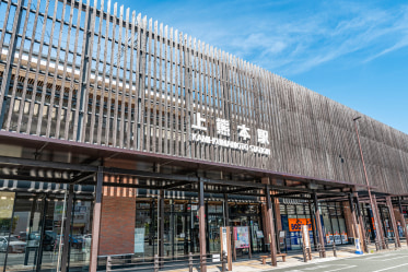 上熊本駅の駅舎正面の写真（ひのくに会計へ乗換・来所の目印）