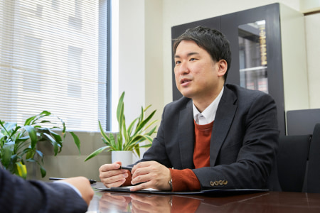 ひのくに会計の税理士が確定申告や記帳代行について顧客の相談に対応している様子