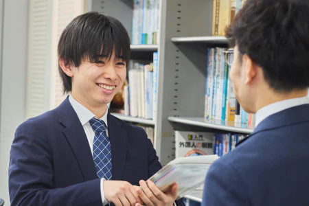 ひのくに会計の税理士が資料を見ながら税務相談する風景