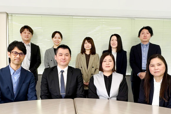 ひのくに会計の税理士チーム集合写真、専門家が揃う事務所の様子