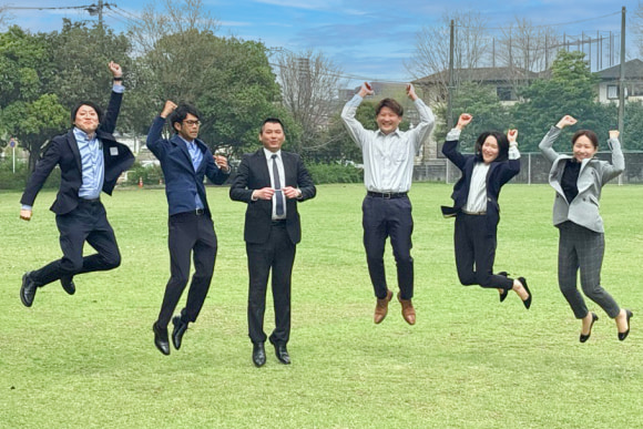 熊本のひのくに会計の活気あるスタッフ集合写真、地域密着で寄り添うチーム