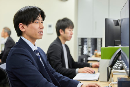 熊本の税理士事務所ひのくに会計の男性税理士が税務相談に丁寧に対応している様子