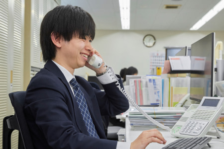 熊本の税理士事務所ひのくに会計の男性税理士が法人顧客の経理・税務相談を電話で対応している様子