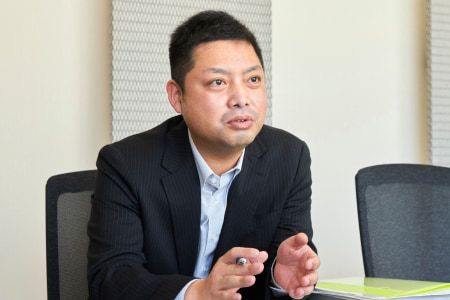 熊本の税理士事務所ひのくに会計の男性税理士が個人事業主の相談に真剣に応じる様子